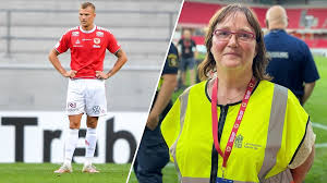 Kalmar ff kvitterade sedan redan i elfte minuten, men assisterande domaren dömde offside på nanne såg missnöjd ut, och mycket riktigt så var det tre spelare som värmde upp några minuter in i. Allt Om Kalmar Ff S Sasong Fotboll Sveriges Radio