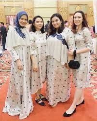 Beberapa pilihan model dan desain cukup beragam dan lebih kekinian. 30 Model Kebaya Untuk Orang Gemuk Agar Terlihat Langsing