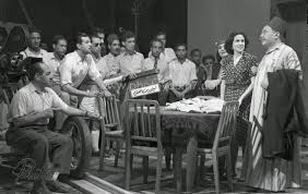 ليلى مراد اثناء تصوير أحد مشاهد فيلم ليلى بنت الفقراء مع الممثل مختار عثمان عام 1949 ويظهر فى الصورة بطل الفيلم و Nostalgia Black And White Egyptian Art