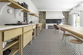 Suelos porcelanicos y paredes con losas que imitan madera. Que Suelo Elegir Suelo De Gres O Porcelanico Reformas Duaba