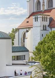 Gleich da, wo die kaiserliche prachtstraße beginnt, liegt mitten in der stadt beschaulich ruhig auf einer ehemaligen. Haus Sankt Ulrich
