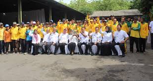 Pasukan pengibar bendera dan petugas upacara lainnya mengenakan pakaian dinas upacara sesuai dengan ketentuan. Tasyakuran Penghargaan Adipura Kencana Ditandai Dengan Potong Tumpeng Memoexpos