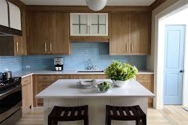 The Backsplash Makes A Understated Statement Dreamy Beach Kitchen With Driftwood Colo Top Kitchen Designs Kitchen Design Styles Country Kitchen Designs