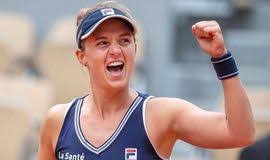 Nadia podoroska suelta la pelota, que pica y sube.la golpea, fuerte, y al levantar la mirada ve cómo la pelota recorre la distancia hasta el frontón, golpea contra la pared (un sonido hueco. Nadia Podoroska Ecured