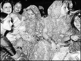 Neetu and rishi kapoor might give couple goals to many, but their first meeting years ago was a he was actually a brat who would bully everyone and i was very young at that time. Rishi Kapoor S And Neetu Kapoor S Wedding Picture Shows A Young Karisma Kapoor While Rekha Performs Rituals