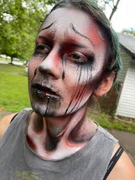 Hello, I'm Ellis, a Michigan-based SFX makeup artist specializing in fine  line detail work
