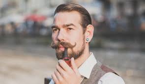 Für längere barttypen wie den vollbart oder den moustache solltest du dir zusätzlich einen bartkamm und zum bart trimmen gehört auch immer das schneiden der konturen, denn nur durch saubere konturen sieht der ein kurz geschorener oberlippenbart passt irgendwie nicht wirklich zum vollbart. Bartformen Frisuren Der Schnurrbart