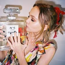 Entrate nel mondo di chanel e scoprite le ultime creazioni in fatto di accessori moda, occhiali, profumi & cosmetici, orologeria & gioielleria. Chanel N 5 L Eau Profumerie Piselli Bologna