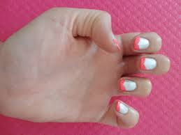Pas de souci, nous avons écumé le web et pinterest pour dénicher les meilleurs idées permettant de porter du vernis fluo (oui, même le jaune) sans faire de faute de goût. Diy La Manucure Asymetrique Nous Sommes La Beaute