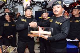Prajurit terbaik hiu kencana, kata hadi, telah gugur saat melaksanakan tugas di perairan utara bali. Panglima Tni Terima Brevet Kehormatan Hiu Kencana Jakarta Observer Breaking News Opinion