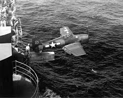 Un F6f Decolle Grace A La Catapulte De L Uss Hornet Cv 12 Le 25 Fevrier 1944 Avion Militaire Militaire Catapulte