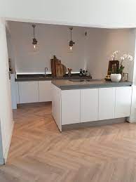 keuken wit met grijs composiet blad en met visgraad vloer keuken keuken jaren 30 woning keuken vloeren
