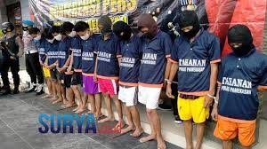 Baju ini merupakan salah satu model baju gamis yang membuat pemakainya akan terlihat lebih berkelas dan lebih anggun. 10 Remaja Berkomplot Curi Kotak Amal Di 18 Lokasi Uangnya Dipakai Foya Foya Dan Beli Narkoba Tribunnews Com Mobile