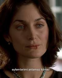 Dövmeler ve notlarla geçmişin izini süren Leonard Shelby. Christopher  Nolan'ın unutulmaz filmi AKIL DEFTERİ