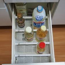台所の調味料を入れる引き出し 100均の突っ張りポールで固定 ダイソー キッチン 100均 収納 アイデア