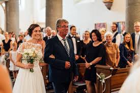 Ich treffe euch fünf minuten vor gottesdienstbeginn an der kirchtür. Sommerliche Diy Hochzeit In Kornelimunster