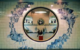 Es un sistema que abarca 44.2 kilómetros, y las líneas se identifican con colores, nombres y logos. Metroart Lothar Schiffler