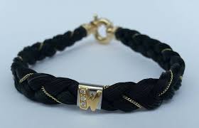 Das liegt zum einen daran, dass ich dein armband natürlich ausschließlich aus den schweifhaaren deines pferdes herstelle. Pferdeschmuck Juwelier Welz