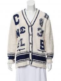 Shop the latest chic styles of 2021 camel sweater of sweaters from women collections at zaful europe with prices down to €9.58, including camel neck sweater,sweater dress,design sweater and more. Wornontv Dorinda S White Chanel Logo Cardigan On The Real Housewives Of New York City Dorinda Medley Clothes And Wardrobe From Tv