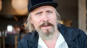 Steen Jørgensen mangler det meste af armen: Nu fortæller han, hvordan det  har påvirket hans liv