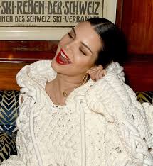 Top maybelline super billig finden und mit vergleiche.de jetzt bis zu 57% sparen Why Is Kendall Jenner Wearing Gold Teeth Fashion Magazine