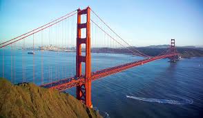Zum einen fahren hier kleine straßenbahnen die steilen hügel der stadt auf und ab, zum anderen fällt die „ponte 25 de abril auf, eine rote hängebrücke, vergleichbar mit der golden gate bridge. Puente 25 De Abril De Lisboa Una Replica Del Golden Gate En Portugal El Blog De Play And Tour