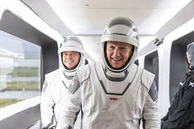 Перевод контекст raumanzug c немецкий на русский от reverso context: Spacex Astronauten Tragen Erstmals Neuen Raumanzug Beim Flug Zur Iss