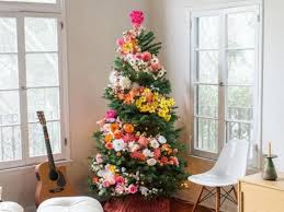 People Are Decorating Their Christmas Trees With Flowers And They Re Absolutely Gorgeous Floral Christmas Tree Christmas Floral Beautiful Christmas Trees