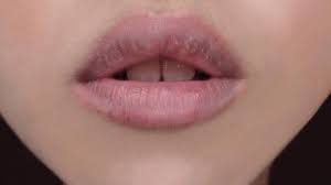 Salah satu cara menghilangkan bibir hitam dalam waktu yang singkat adalah mengaplikasikan lipstik berwarna merah atau pink ke bibir. Cara Menghilangkan Bibir Hitam Dengan Bahan Alami Gunakan Minyak Kelapa Hingga Air Lemon Tribunnews Com Mobile