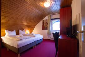 Eines mit einem französischen doppelbett und das zweite mit zwei einzelbetten. 4 Bettzimmer Buchen Hotel Winterberg