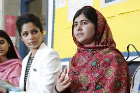In 2009 verwierf ze op elfjarige leeftijd bekendheid toen ze onder het pseudoniem gul makai (korenbloem) een weblog bijhield op de website van de bbc. Malala Yousafzai Das Madchen Mit Dem Buch Ist Friedensnobelpreistragerin Lindau Nobel Laureate Meetings