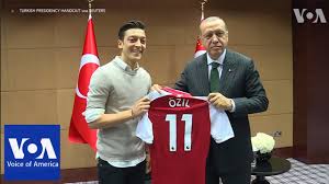 Die beiden deutschen nationalspieler mesut özil und ilkay gündogan waren heftig kritisiert worden, weil beide dem türkischen staatspräsidenten recep tayyip erdoğan ein trikot überreicht hatten. Turkey S Erdogan Met With Ozil Gundogan Youtube