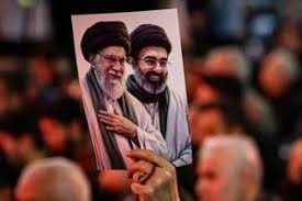مجتبی خامنه‌ای خواستار حضور در مراسم تدفین پدرش در مشهد شد