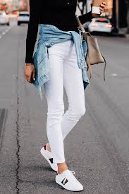 10 White Sneakers And Jeans Outfits That Always Look Cool | Preview.Ph