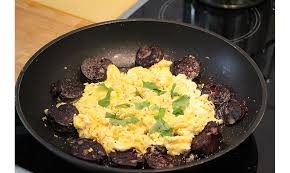 Die wände sind mit bildern, geweihen, spazierstöcken, hufeisen und anderen kuriositäten geschmückt. 11 Jecke Kolsche Tapas Fur Die Karnevalsparty Chefkoch De