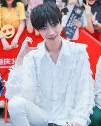 宋繼揚 台灣個站 暫時休站on instagram 來發一下舊照 這是揚揚重慶路演第一場的照片喔 嘿嘿揚揚真的呆呆的好可愛呀 圖源 freesia0126 宋繼揚微博 宋继扬 宋繼揚 陈情令