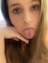 hiiii @beccaroni_and_cheese 😭😭🥰🥰 got me pretty flowers for my THREE  year HRT anniversary