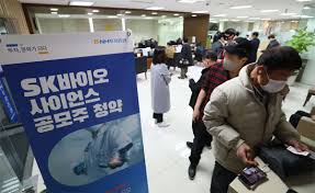 국내에서 코로나19 확진자가 발생한 지 1년이 되는 날, 문재인 대통령은 경북 안동에 위치한 sk바이오사이언스 백신 생산 공장을 찾았습니다. Qe3cciuswq6oxm