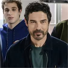 Questa serie veramente è tutto una follia! Uno scompare nel bosco, gli  altri due nella grotta, una innamorata del prof, Dante che sta con tutti,  il triangolo, si baciano tutti tranne Manuel