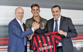 Parallel dazu ist er auch in werbeproduktionen als model tätig. Marco Fassone Andre Silva And Massimiliano Mirabelli At Casa Milan On June 12 2017 Acmilan Com Rossoneri Blog Ac Milan News