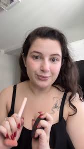 eu estou um pouca cansada de consumir e produzir somente vídeos curtos. Sei  que estou nadando contra o algoritmo, mas ando muito cansada da pressa que  as redes sociais exigem. vamos conversar