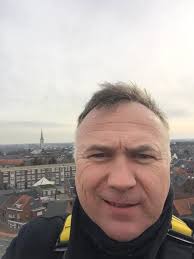 Als het van burgemeester johan tollenaere (open vld) afhangt, worden er volgend jaar helikopters ingezet in het bestrijden van de processierups. Burgemeester En Schepen Gaan 30 Meter De Lucht In Maaseik Het Belang Van Limburg Mobile