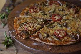 Pizza Feu De Bois Tout Savoir Sur Ce Plat Traditionnel En 2020 Pizza Feu De Bois Garnitures De Pizza Plat