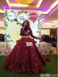 Garis potongan gaun ini berada di bagian bawah dada, tidak seperti kebanyakan gaun pilihan model lainnya adalah trumpet mermaid scoop, gaun pernikahan yang berwarna merah ini memiliki model imperium pada bagian. Ikut Audisi Sunsilk Hijab Hunt Hijabers Ini Heboh Pakai Gaun Pengantin