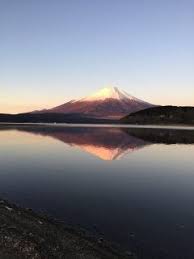 以前行った山中湖からの富士山段々夜が明け空がピンクに 湖に鏡のように映る富士山でダブル富士に いつか初日の出拝みに行きたいな tags 山梨県 富士山 初日の出 山