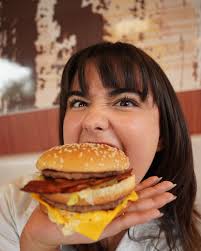 Se vienen dos nuevas Big Mac para cerrar el año con broche de oro: Big Mac  Bacon y Big Mac Doble. Solo para conocedores 👀🎉✨🍔 No puedo elegir mi  fav, ¡ambas están