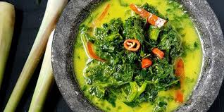 Siapa di antara parents yang senang menikmati singkong sendiri merupakan sumber karbohidrat yang menjadi salah satu makanan pokok di indonesia. Resep Gulai Daun Singkong Sederhana Kaya Vitamin Dan Mineral Merdeka Com