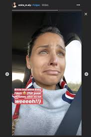 „ich sitze da im pyjama zu hause, mit meinen kopfhörern und telefoniere mit leuten, mit denen ich mich sowieso ganz gerne unterhalte. Amira Pocher Das Erste Mal Ohne Baby Raus Und Sie Kann Ihre Gefuhle Nicht Verstecken Bunte De