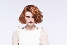 The shade is mixed to calibrate the right blend of pigments, incorporating salon color expertise into every box. All Eyes On Die Frisuren Trends Fur Fruhjahr Und Sommer Plusperfekt