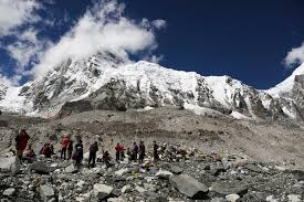 Mount everest is located on the border between tibet and nepal in the himalayas in asia. Mount Everest So Schafft Man Den Aufstieg In Knapp Elf Stunden